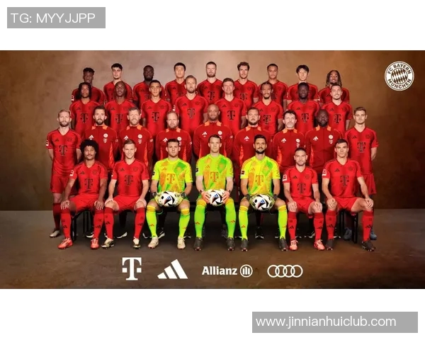 拜仁慕尼黑25-26赛季全家福展现新援风采与德超杯沙拉盘荣耀 拜仁慕尼黑25-26赛季全家福展现新援风采与德超杯沙拉盘荣耀