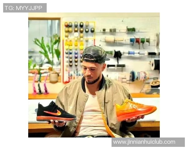 布克首次亮相新款签名鞋布克2代球鞋在比赛中引发关注